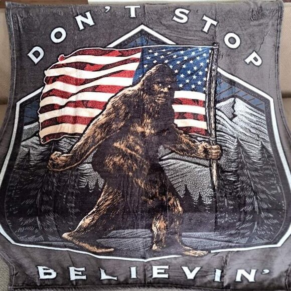 Sasquatch Big Foot New US American Flag Throw Gift Blanket Believe Plush Throw - Picture 1 of 5